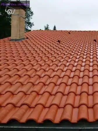 Toiture en tuiles propre et ravivée après démoussage